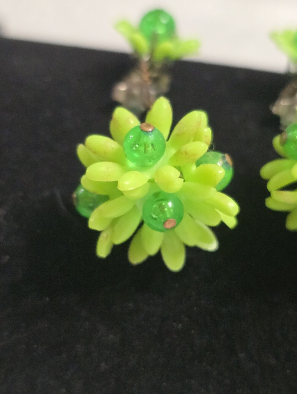 Vintage 60s Neon Green Floral Daisy Dangle Clip-On Kitschy Earrings - Picture 5 of 12